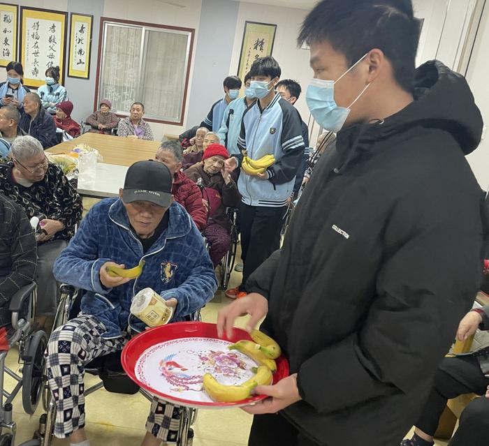 南宁市第一职业技术学校志愿者走进养老院开展慰问活动