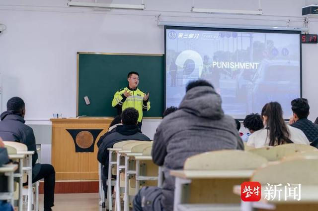 镇江这位交警全程英语， 给留学生上好交通安全“第一课”