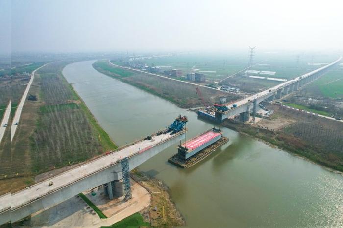 沪渝蓉高铁天门汉北河铁路特大桥合龙