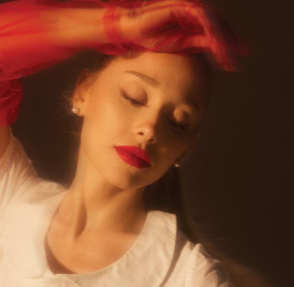 A妹Ariana Grande新专辑《eternal sunshine》新专辑专辑榜美国_新浪新闻
