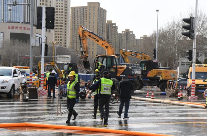 长城路与正源街交叉口自来水管线爆管 抢修正在进行 交通秩序有效疏导