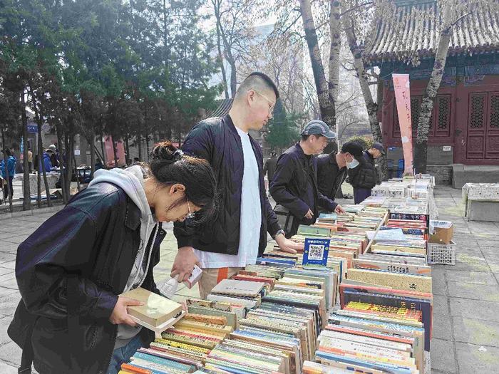 “旧书新知·读书报国”北京报国寺古旧书市举办