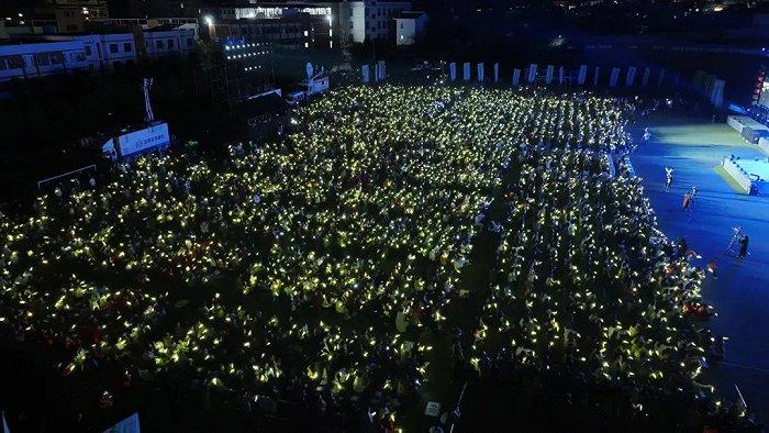 “乐动汉源”梨花音乐会在汉源县第一中学举办