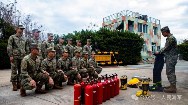 深海风雷起，水下练兵忙！南部战区海军某潜艇基地开展实战化训练