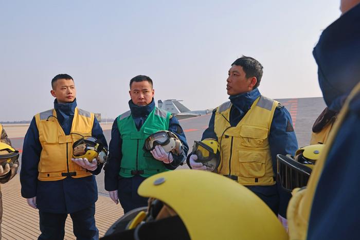 为战育人 擎引飞鲨振翅飞——海军航空大学某大队舰载机全流程演练掠影