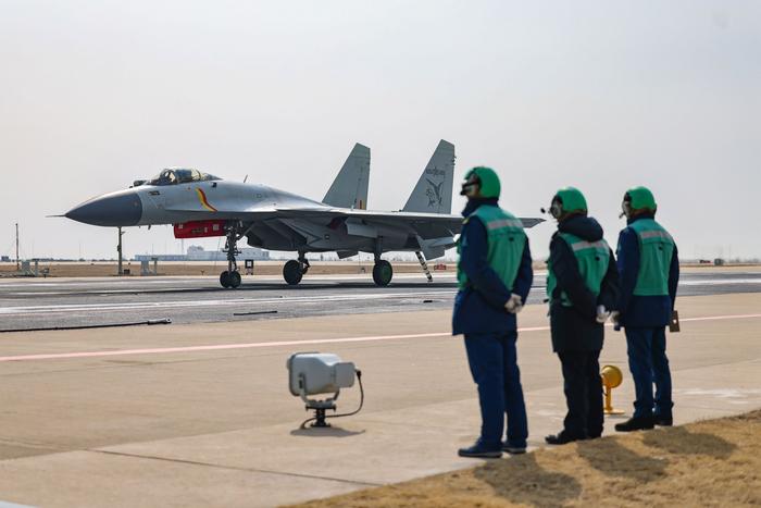 为战育人 擎引飞鲨振翅飞——海军航空大学某大队舰载机全流程演练掠影