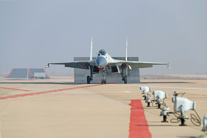 为战育人 擎引飞鲨振翅飞——海军航空大学某大队舰载机全流程演练掠影