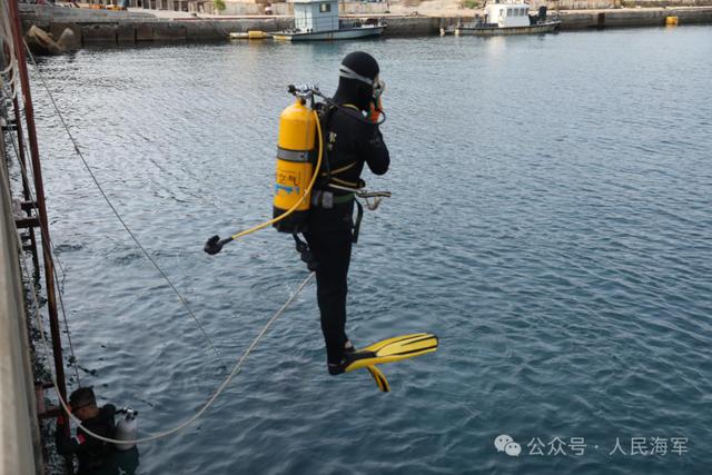 深海风雷起，水下练兵忙！南部战区海军某潜艇基地开展实战化训练