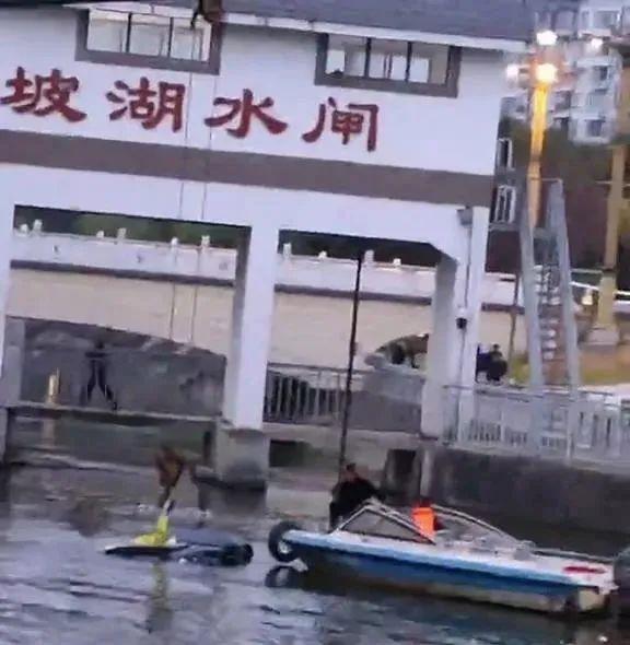 宝马凌晨坠湖，四川19岁小伙救下一车5人后不幸溺亡
