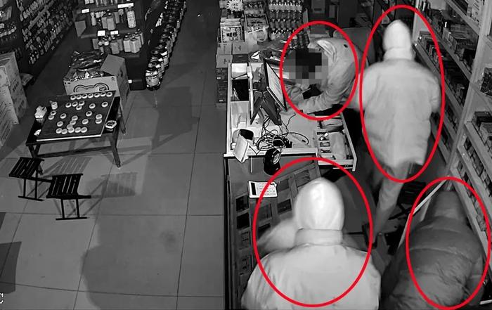 五男子深夜盗走超市大量高档烟酒销赃时被抢，警方：双方均已被抓