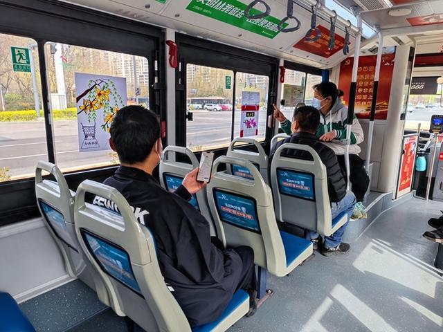 郑州公交车长手绘“赏花攻略” 共同欣赏浪漫的春日花景
