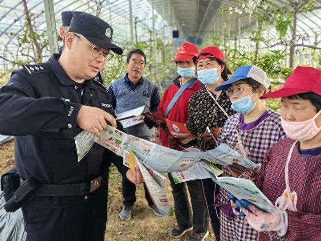 陕西铜川：民警反诈宣传送进果园