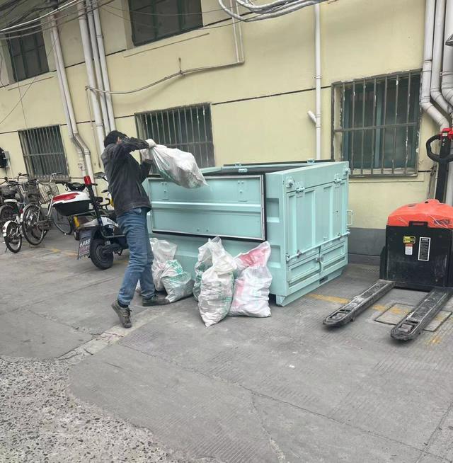 上海长宁这里的居民手机预约，“周转箱”能让建筑垃圾不落地