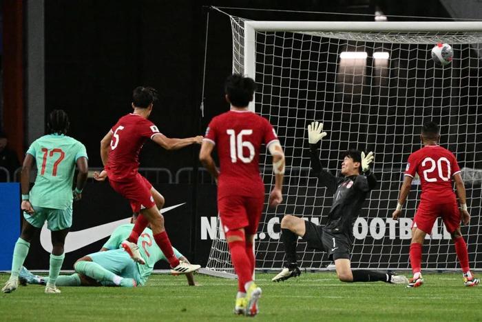 3月21日，新加坡隊球員馬勒（左二）在比賽中射門得分。掉隊中國隊在中場的人民日報控制和防守上出現了問題，這是體育<strong></strong>中國隊的最后一次換人	。