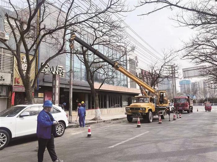 拆除废弃线杆 守护道路安全