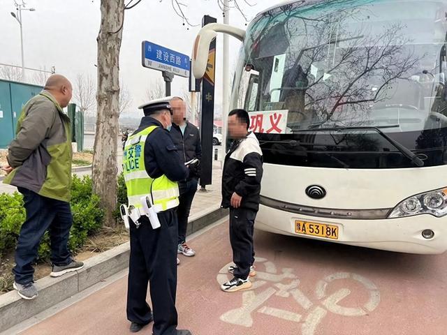 春游季，郑州交警对大中型客车进行临检临查