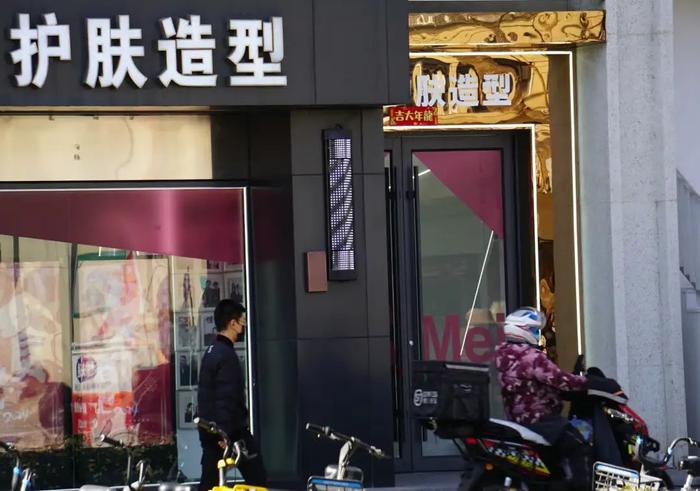 美发店里，几十元价位的理发师为什么总不在？