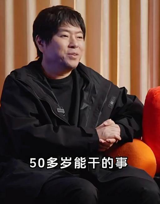 54岁高晓松减肥成功,眼镜摘了长发剪了似精神小伙,准备复出了?