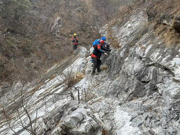 两名游客体力不支被困山顶，北京怀柔消防四小时搜寻营救