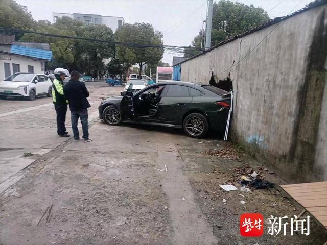 倒车错把油门当刹车，小轿车把房屋撞出个大窟窿