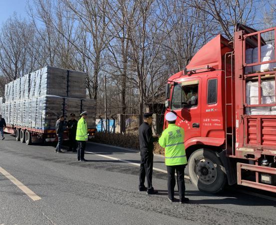 保障道路运输安全 超限超载治理在行动