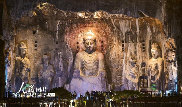 河南洛阳龙门石窟重启“夜游”