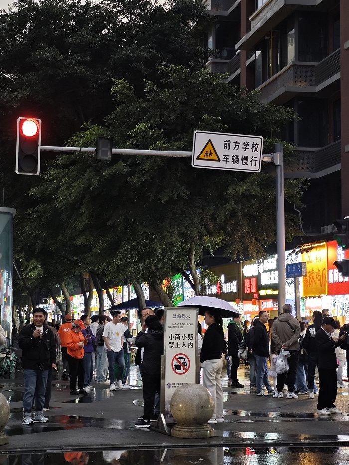 建设巷美食街实拍图 图源:你好天府