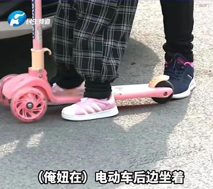 郑州爸爸把女儿送到幼儿园，半小时后在菜市场，却见到女儿坐在一陌生女子的电动车上…
