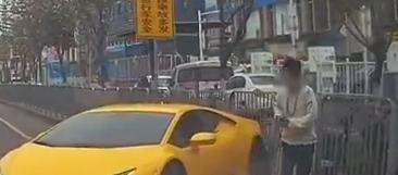 佛山街头小伙开黄色“超跑”S型走位撞毁车头！警察一查竟发现猫腻……