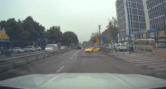 佛山街头小伙开黄色“超跑”S型走位撞毁车头！警察一查竟发现猫腻……