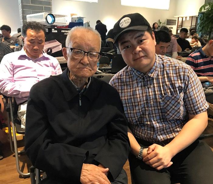 2018年5月6日作者与沈老在苏州古旧书店,李军先生摄