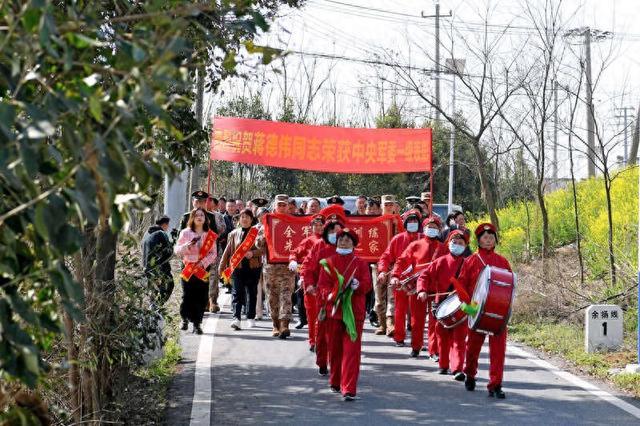 喜报送家门！火箭军某部分队长蒋德伟被表彰为“全军军事训练先进个人”