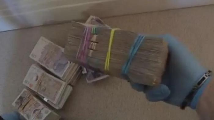 突袭中在Wen家中发现了大量现金