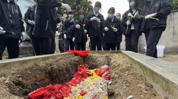宁波一所高中学生6年安葬189名无名逝者