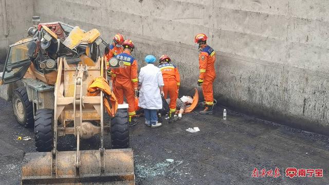 危险！南宁一男子船舱作业不慎被机械臂撞击受伤