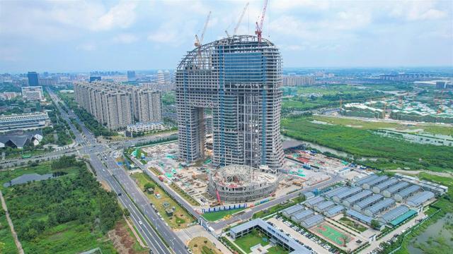 “上合区”建设中的大象酒店。陆志鹏摄