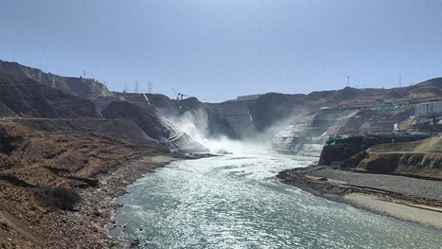 黄河流域在建最大水电站并网发电，年发电量可供180万家庭用1年