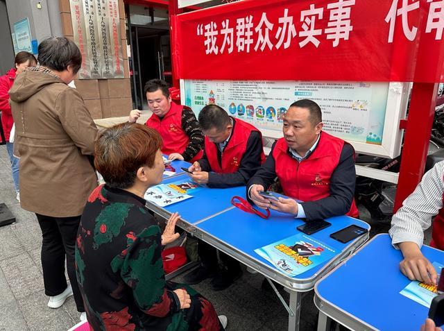 郑州：助力老年卡年审 便民服务暖人心