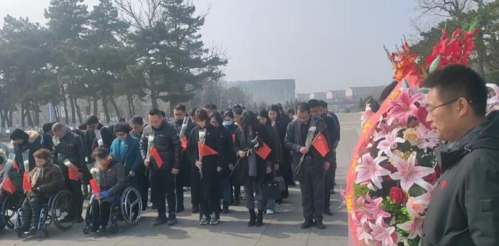 辽宁广播电视台经济广播携百名听友祭扫抗美援朝烈士陵园