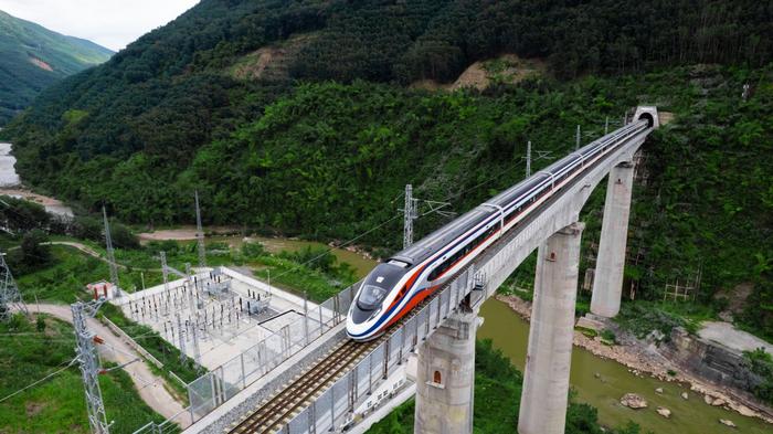 中老铁路国际旅客列车开行超700列 87国18万人跨境畅游
