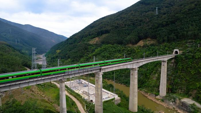 中老铁路国际旅客列车开行超700列 87国18万人跨境畅游