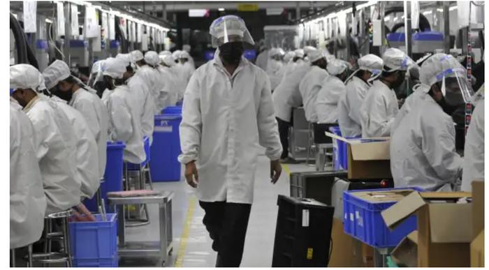 在印度手机制造工厂的工人 图自CNBC报道配图