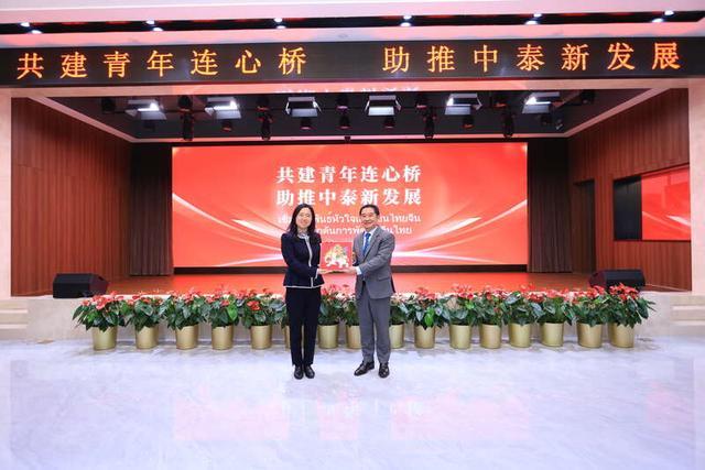 4月2日,北京,泰国教育工作者访问团和玫瑰园中学孔子课堂夏令营团到访中铁工业,中泰双方互赠礼物。主办方供图