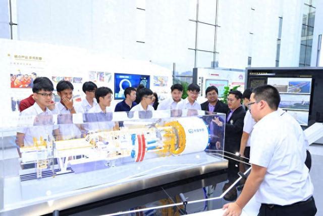 4月2日,北京,泰国教育工作者访问团和玫瑰园中学孔子课堂夏令营团参观中铁工业展厅。主办方供图