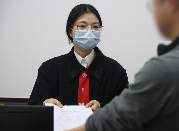 离婚诉讼中夫妻抢孩子，法官助双方签订上海首份《诉中抚养协议》