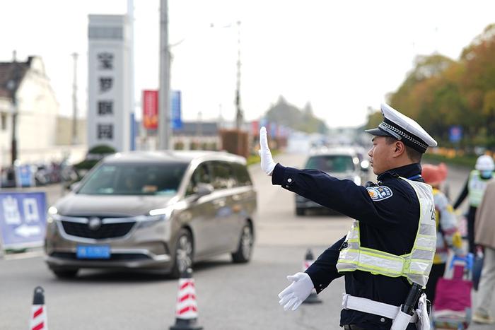 踏青赏花叠加祭扫，上海机动车出行量预计在410万辆至426万辆间