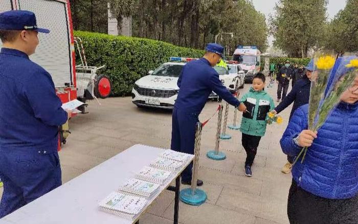 清明节期间，北京石景山消防走进社区墓区等倡导文明祭祀