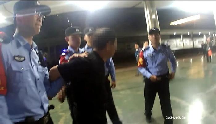 男子醉酒霸占他人铺位，还辱骂咬伤乘警，铁路警方通报