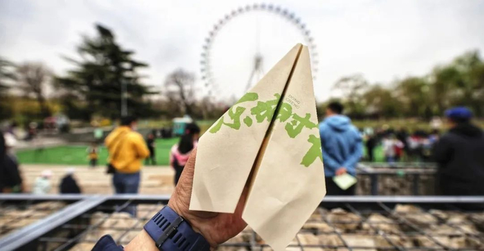 纸飞机为什么能飞在空中 w700d1q75cms.jpg?by=cms_fixed_width