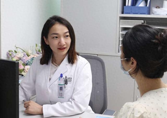 广东省生殖医院生殖医学中心主任沈晓婷(左)接到不少冻卵的咨询。受访者供图